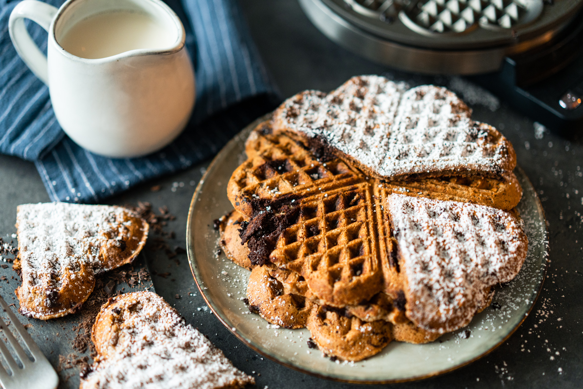 Vegane Waffeln. Unser neues Rezept aus unserer Bloggerreihe "Fix auf dem Tisch". Und das ist natürlich Motto bei unseren Waffeln.