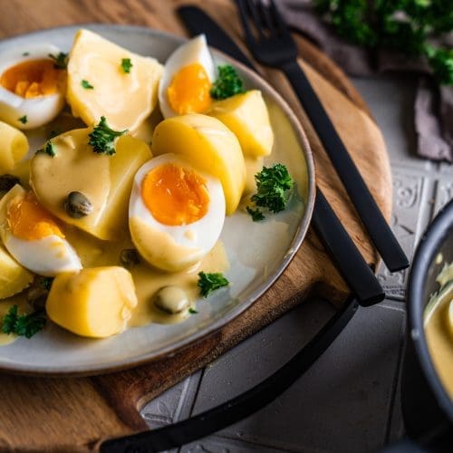 Eier in Senfsauce | Leichtes Soulfood von Oma Lore 3 Oma Lores Eier in Senfsauce ist unser absolutes und leichtes Soulfood, das super schnell und easy zubereitet ist. Ein vegetarischer Klassiker!