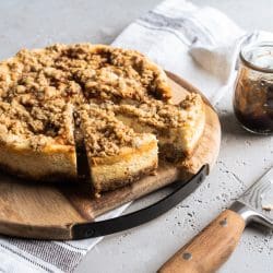 Flapjack Kaesekuchen 11 | KÄÄÄÄÄÄÄÄSEKUCHEN ... müssen wir noch mehr sagen?! Kaum ein Kuchen ist bei so vielen von Euch, wohl so hoch im Kurs wie saftiger Käsekuchen. Also höchste Zeit, mal wieder ein neues Rezept für Euch zu entwickeln. Unser Partner Kerrygold kam uns da mit seinem brandneuen Frischkäse Kerrygold Frisch & Cremig mehr als gelegen. Unser genialer Müsli-Käsekuchen ist also vollgepackt mit Haferflocken, Pekanüssen, Apfelkraut und cremigstem Frischkäse. Na, neugierig?