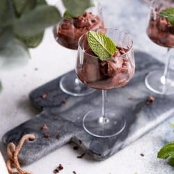 Diese Kokos-Schokocreme als Dessert im Glas braucht nur 6 Zutaten und ist in 15 Minunten fix und fertig! Das müsst ihr einfach ausprobieren.