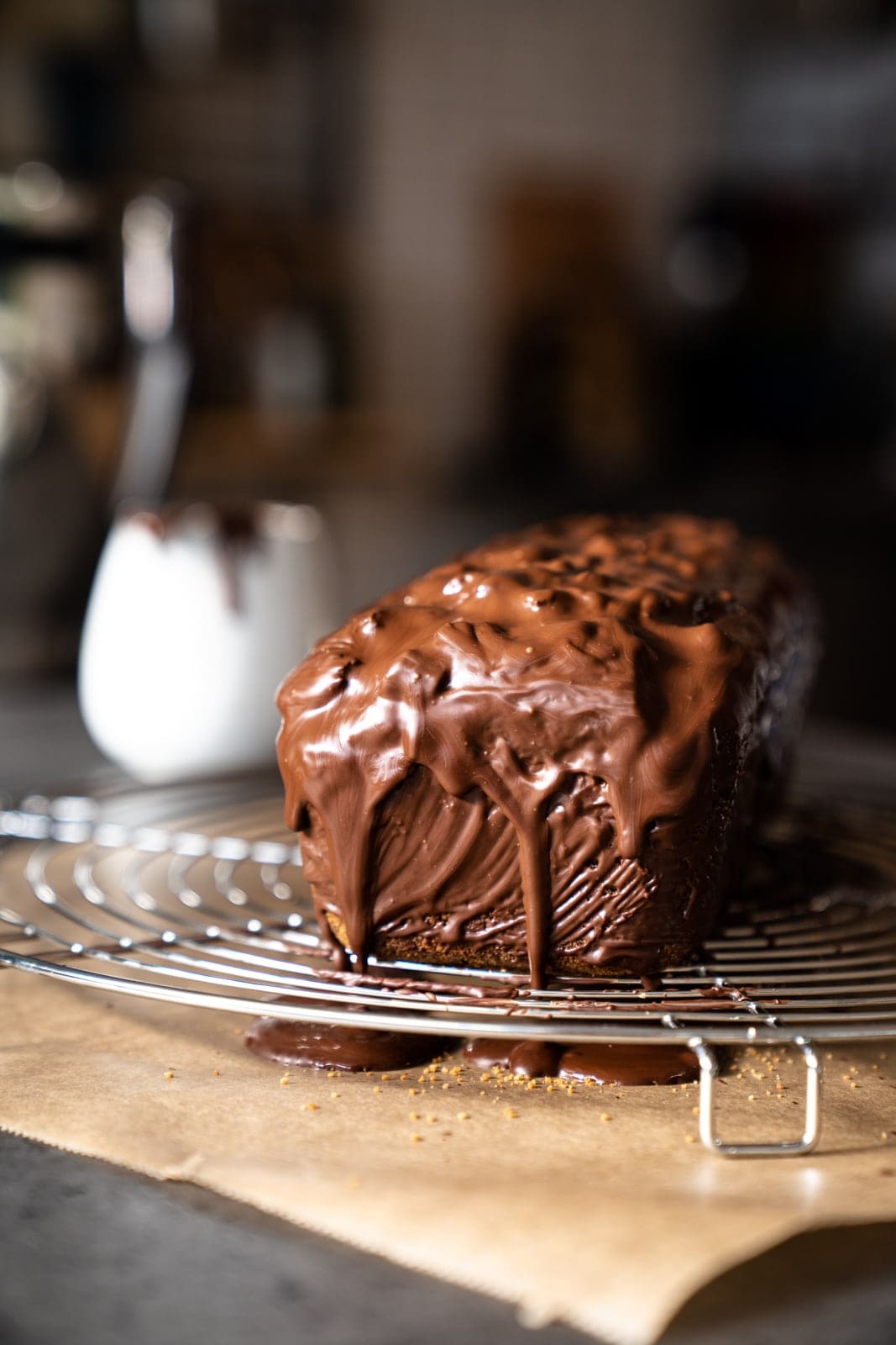 Schokokuchen 9 | Eigentlich wollten wir Euch heute einen neuen Muffin vorstellen. Aber dann hat Sascha am Samstag etwas gemacht, dass das ganz nun durcheinander bringt. Er hat auf Instagram ein Reel veröffentlicht, in dem wir unseren neuen Schokokuchen zeigen. Der hat so viele von Euch dazu gebracht, nach dem Rezept zu fragen, dass wir am Wochenende kaum hinterher kamen, Eure Nachrichten zu beantworten. Deshalb haben wir uns dafür entschieden, die Muffins ein paar Tage nach hinten zu verschieben und doch zunächst unseren Schokokuchen zu zeigen.