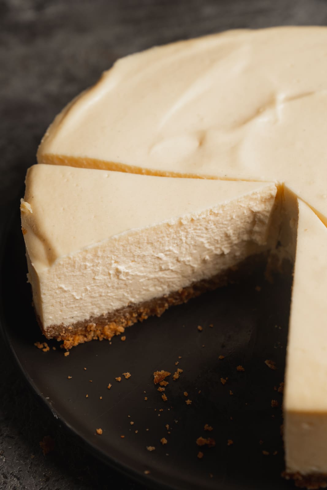 Anschnitt vom New York Cheesecake – cremige Textur mit goldbraunem Boden
