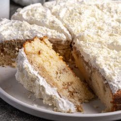 Rezept für einen einfachen Rührkuchen, der mit Kaffee und gezuckerter Kondensmilch getränkt wird. Also Kaffeekuchen mit luftiger Creme darauf.