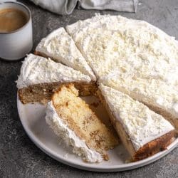 Rezept für einen einfachen Rührkuchen, der mit Kaffee und gezuckerter Kondensmilch getränkt wird. Also Kaffeekuchen mit luftiger Creme darauf.