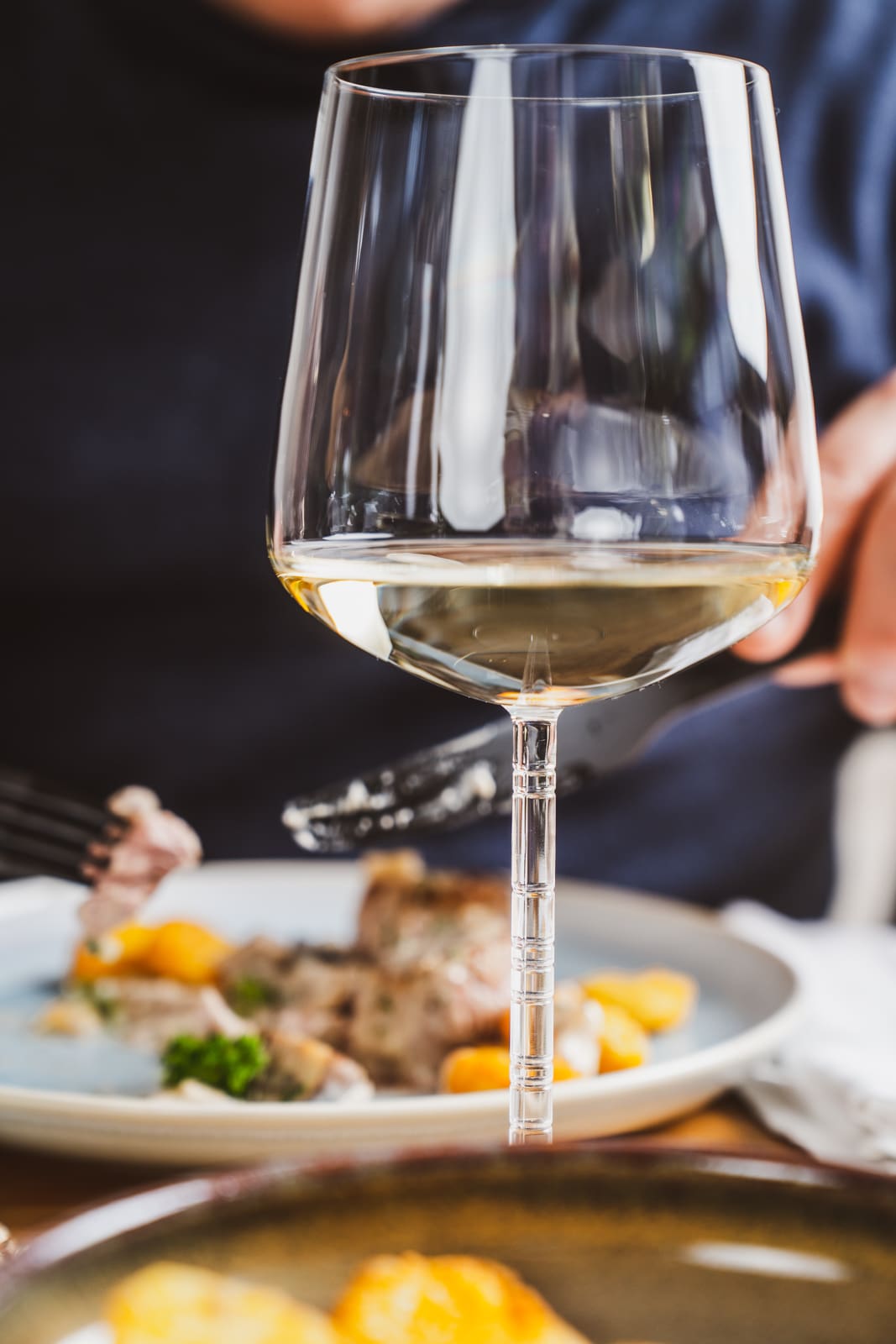 Weinglas von Zwiesel Glas auf dem gedeckten Tisch