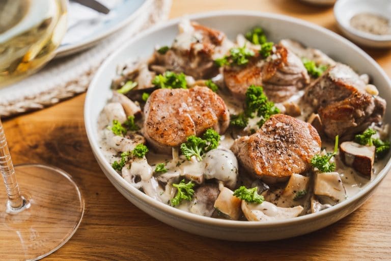 Rezepte im September mit 14 Lieblingsrezepten für den Frühherbst 4 Schweinemedaillons ZWIESEL 19 | Rezepte im September heißt für uns der schönste Übergang des Jahres. Tagsüber ist es oft noch sommerlich warm, abends liegt die Decke schon wieder auf dem Sofa. Genau so kochen und backen wir auch. Zwetschgen, Pflaumen und Trauben haben jetzt ihren großen Auftritt, die ersten Äpfel und Birnen kommen dazu, und der allererste Kürbis darf ebenfalls in die Pfanne. Vierzehn Lieblingsrezepte haben wir euch zusammengestellt, von knusprigem Winzer-Flammkuchen über wärmende Pfannengerichte bis zu einer ganzen Runde Apfelkuchen.
