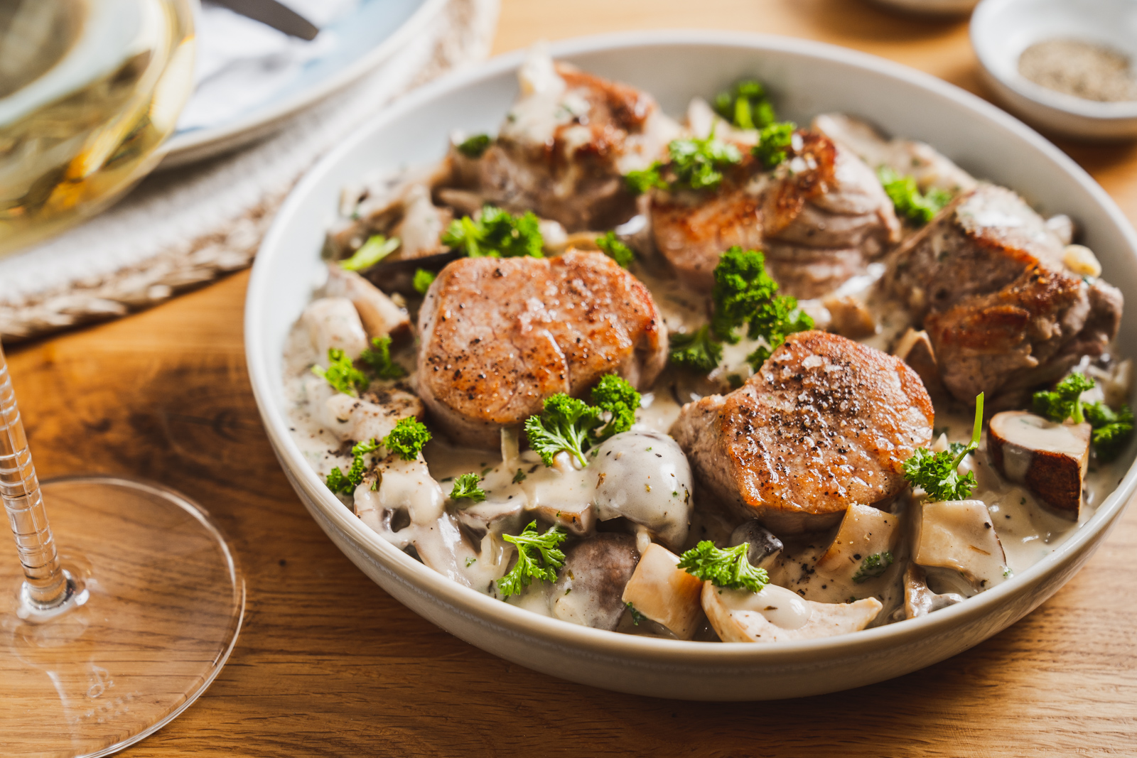 Schweinemedaillons mit Champignonrahmsoße | Wir feiern 150 Jahre Zwiesel Glas!