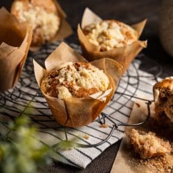 Rezept für Streusel-Nougat-Muffins. In unserem Rezept haben wir gleich 4 wichtige Dinge berücksichtigt. Süß, Schnell, Streusel, Nuss-Nougat!