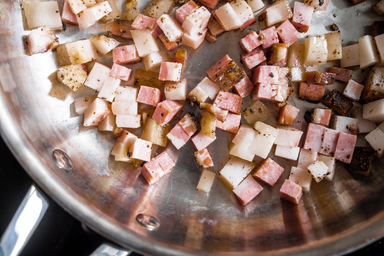 Lust auf ein original italienische Spaghetti Carbonara Rezept? Unseres ohne Sahne wird euch umhauen! Easy & fix gemacht und super cremig.