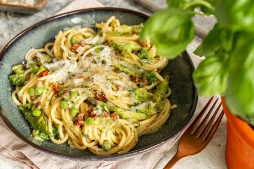 green Carbonara 11 | Spaghetti Carbonara und eigentlich auch alle anderen Pastagerichte sind doch einfach immer ein absolutes Highlight, oder? Und wisst ihr was? Man kann Pasta meistens auch recht schnell und einfach zubereiten. Für mich ist unser Spaghetti Carbonara Rezept (oder eine andere gut gemachte) neben Aglio e Olio meine absolute Lieblingspasta! Die italienische Küche bietet da so viele wunderbare Möglichkeiten. Denn ist es nicht verrückt, dass eine Hauptzutat wie die Nudel auf so viele Weisen auf den Teller kommen kann? Authentische Spaghetti Carbonara ist da ein Paradebeispiel! Und eine Menge an Nudelvarianten gibt es ja auch noch. In Italien würden all diese unterschiedlichen Sorten niemals für dieselben Saucen verwendet werden. Genau deshalb dreht sich heute alles um unser Spaghetti Carbonara Rezept – das Original, das wirklich glücklich macht