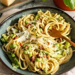 green Carbonara 12 | Cremige Carbonara mit Spargel, Brokkoli, Erbsen und knusprigem Guanciale. Diese schnelle Frühlingspasta steht in 30 Minuten auf dem Tisch.