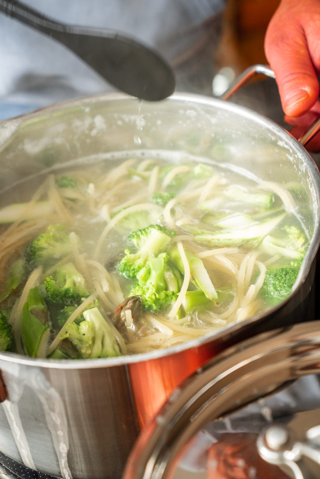 green Carbonara 2 | Cremige Carbonara mit Spargel, Brokkoli, Erbsen und knusprigem Guanciale. Diese schnelle Frühlingspasta steht in 30 Minuten auf dem Tisch.