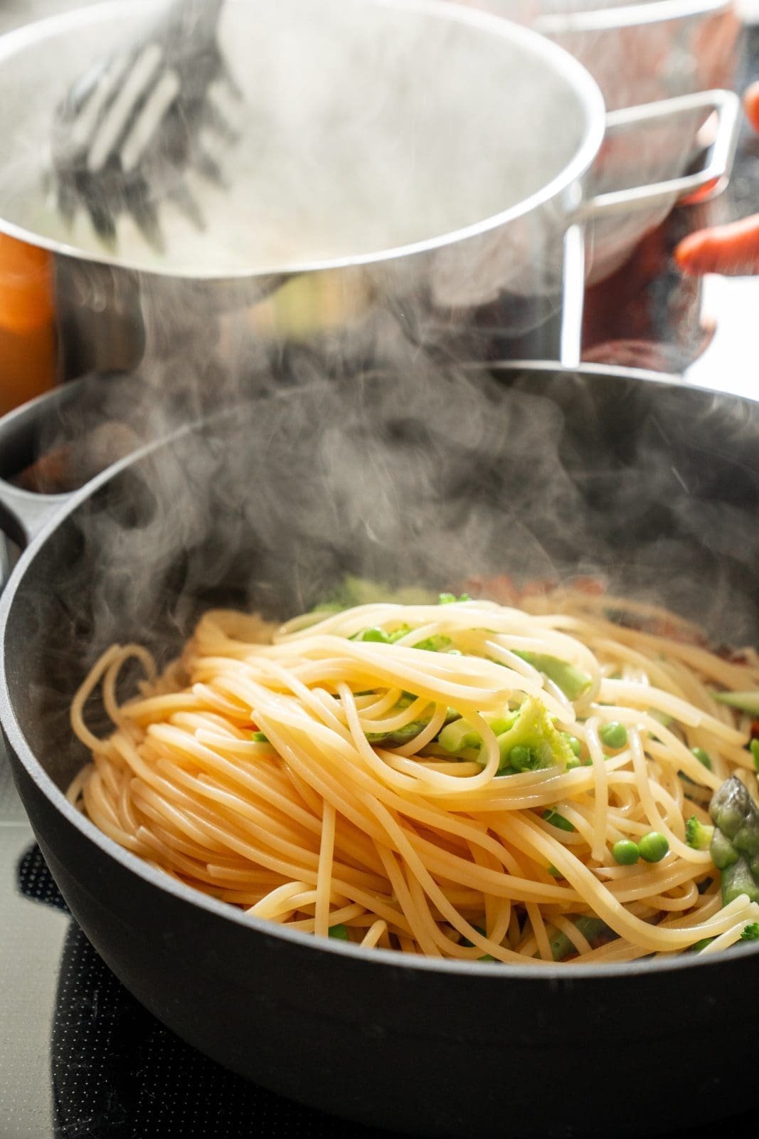 green Carbonara 4 | Cremige Carbonara mit Spargel, Brokkoli, Erbsen und knusprigem Guanciale. Diese schnelle Frühlingspasta steht in 30 Minuten auf dem Tisch.