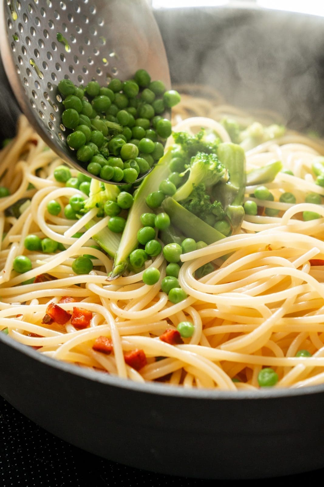 green Carbonara 5 | Cremige Carbonara mit Spargel, Brokkoli, Erbsen und knusprigem Guanciale. Diese schnelle Frühlingspasta steht in 30 Minuten auf dem Tisch.