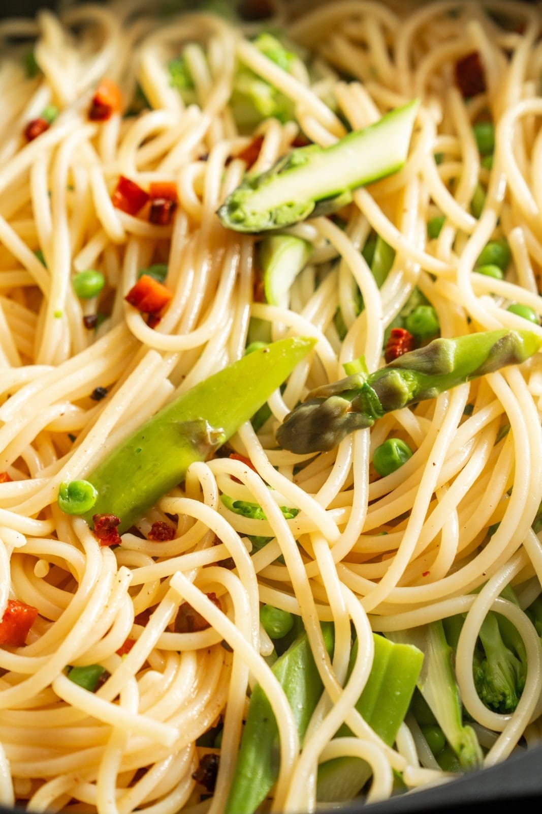 green Carbonara 6 | Cremige Carbonara mit Spargel, Brokkoli, Erbsen und knusprigem Guanciale. Diese schnelle Frühlingspasta steht in 30 Minuten auf dem Tisch.