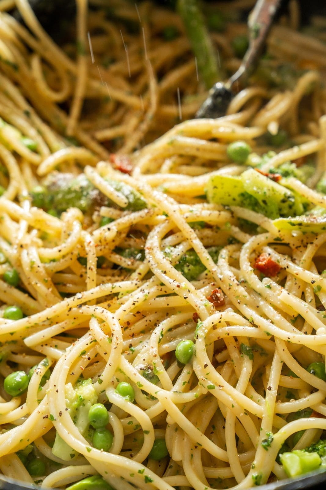 green Carbonara 8 | Cremige Carbonara mit Spargel, Brokkoli, Erbsen und knusprigem Guanciale. Diese schnelle Frühlingspasta steht in 30 Minuten auf dem Tisch.