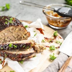 Hackbraten TEFAL 8 | Erst vor ein paar Tagen haben wir Euch unseren Magazinbeitrag zu Heißluftfritteusen veröffentlicht. Wenn Ihr den noch nicht gesehen habt, dann solltet Ihr das auf jeden Fall tun, wenn Euch das Thema interessiert. Darin geht es um drei verschiedene Modelle der TEFAL EasyFry, die wir alle testen durften und natürlich haben wir unseren Favoriten für uns gefunden. Um die Geräte auch ausprobieren zu können, mussten wir so einige Gerichte darin zubereiten. Eines davon ist unser BBQ-Hackbraten. Wir hatten eigentlich gar nicht vor, daraus einen Rezeptpost zu machen, aber so viele von Euch wollten unbedingt wissen, wie wir ihn gemacht haben. Daher haben das Rezept jetzt für Euch auf den Blog gebracht.