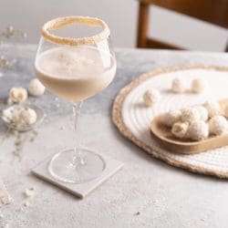 Mandel Colada 6 | Wir haben Lust auf den ersten Sommercocktail! Ihr doch auch, oder?! Bei schönstem Wetter mit einem kalten Getränk zu entspannen, ist doch immer eine gute Idee und diese Mandel Colada kommt sogar noch alkoholfrei ins Glas. Denn der alkoholfreie Genuss ist ohne Zweifel ein Trend und daher haben wir uns mal wieder mit unserem Partner Zwiesel Glas zusammen getan. Mit allen Sinnen genießen - da darf es dann auch gerne mal ein Glas mehr sein.. Aber wir genießen unsere Colada nicht in irgendeinem Glas, denn neben unserem neuen Rezept stellen wir Euch auch eine wunderhübsche Neuheit von Zwiesel Glas vor.