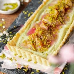 Pistazien-Tarte mit Rhabarber auf dem Tisch