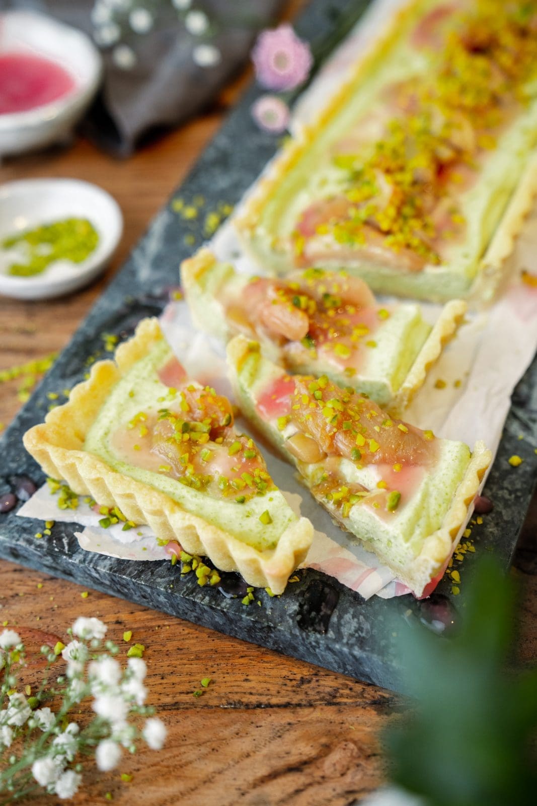 Pistazien-Tarte mit Rhabarber | Unser Frühlingskuchen mit Vermouth 6 Pistazien-Tarte mit Rhabarber angeschnitten auf dem Tisch