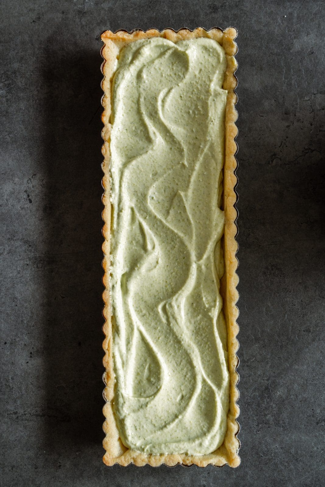 Pistazien-Tarte mit Rhabarber | Unser Frühlingskuchen mit Vermouth 4 Mit Pistaziencreme gefüllte gebackene Torte