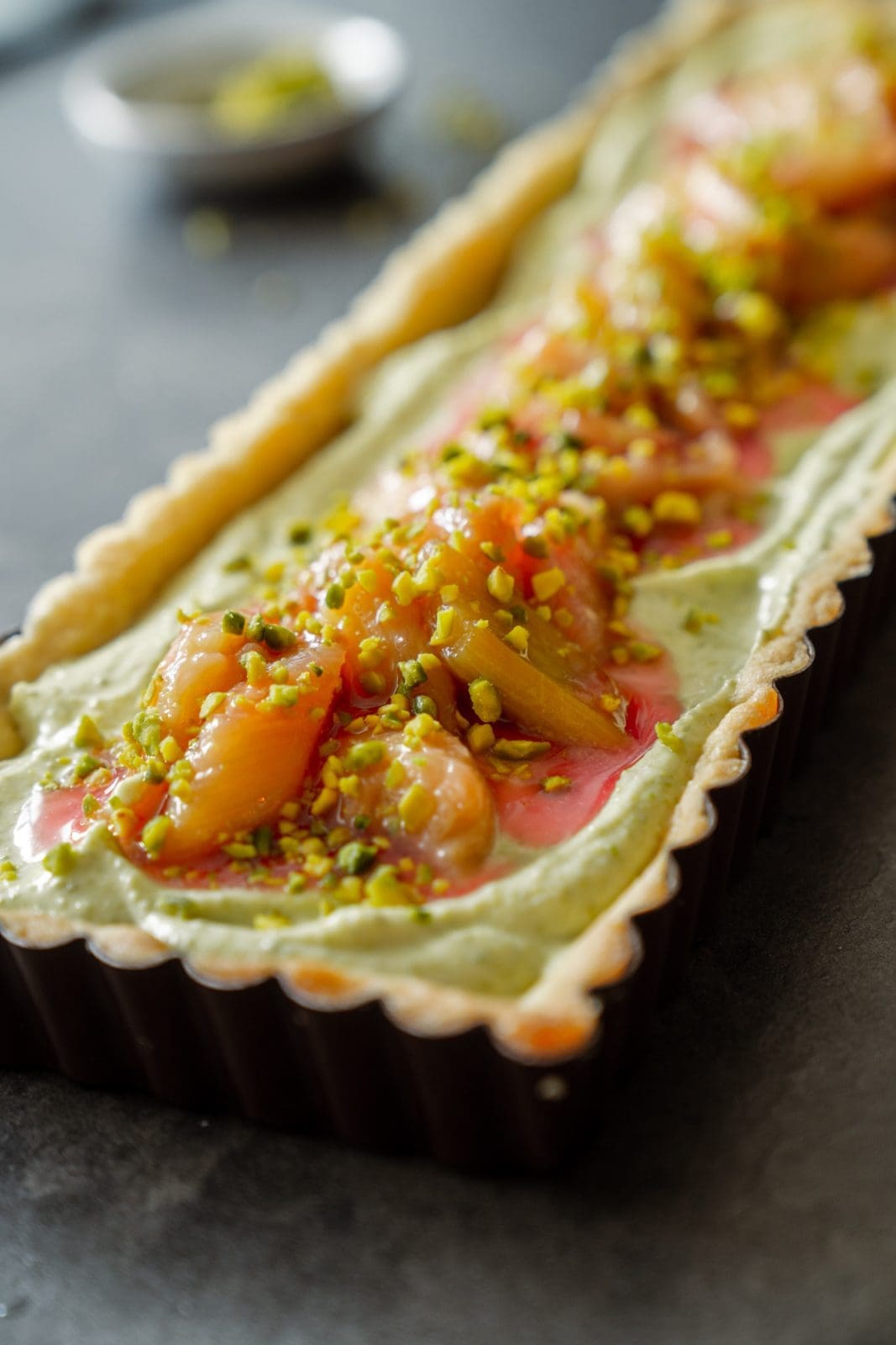 Pistazien-Tarte mit Rhabarber | Unser Frühlingskuchen mit Vermouth 5 Fertige Pistazien-Tarte mit Rhabarber bedeckt