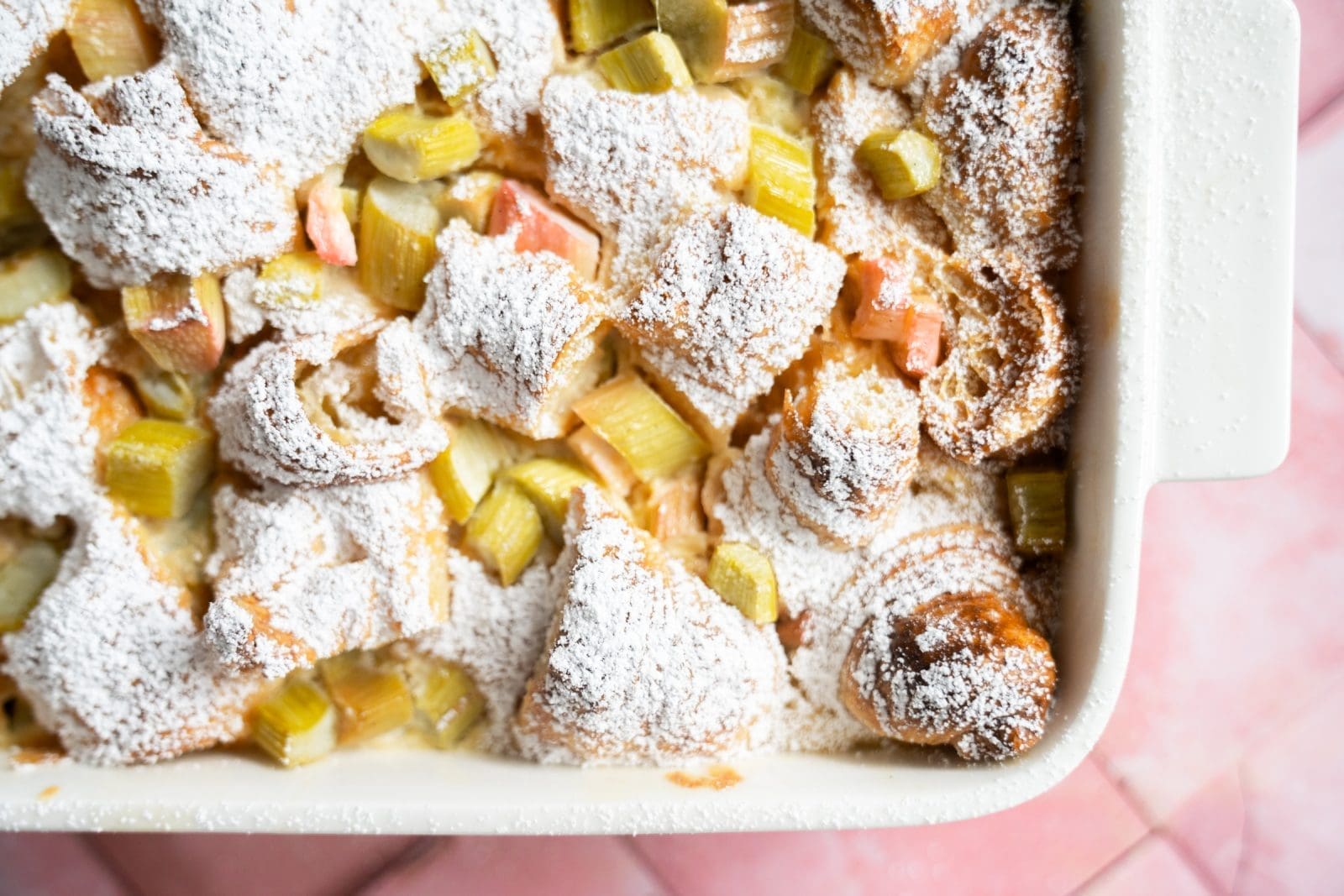 Rezept für Rhabarber-Croissant-Auflauf. Armer Ritter mal ganz anders. Und in der Rhabarbersaison perfekt für den RhabarberBoom.
