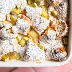 Rezept für Rhabarber-Croissant-Auflauf. Armer Ritter mal ganz anders. Und in der Rhabarbersaison perfekt für den RhabarberBoom.
