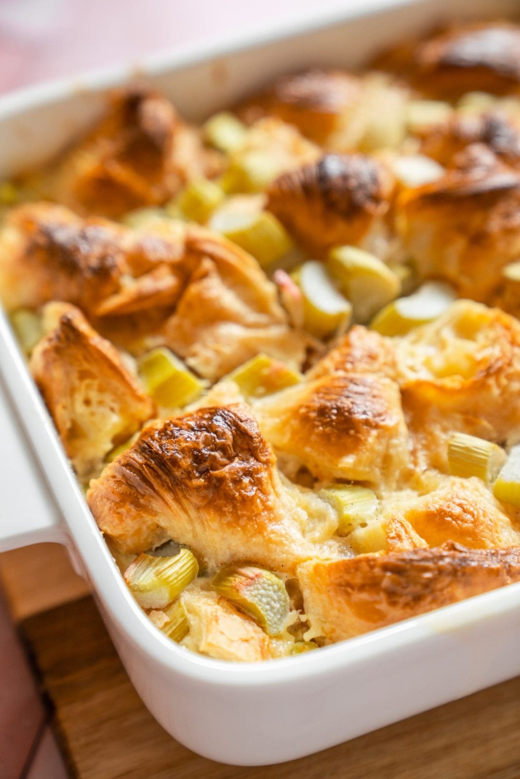 Rezept für Rhabarber-Croissant-Auflauf. Armer Ritter mal ganz anders. Und in der Rhabarbersaison perfekt für den RhabarberBoom.