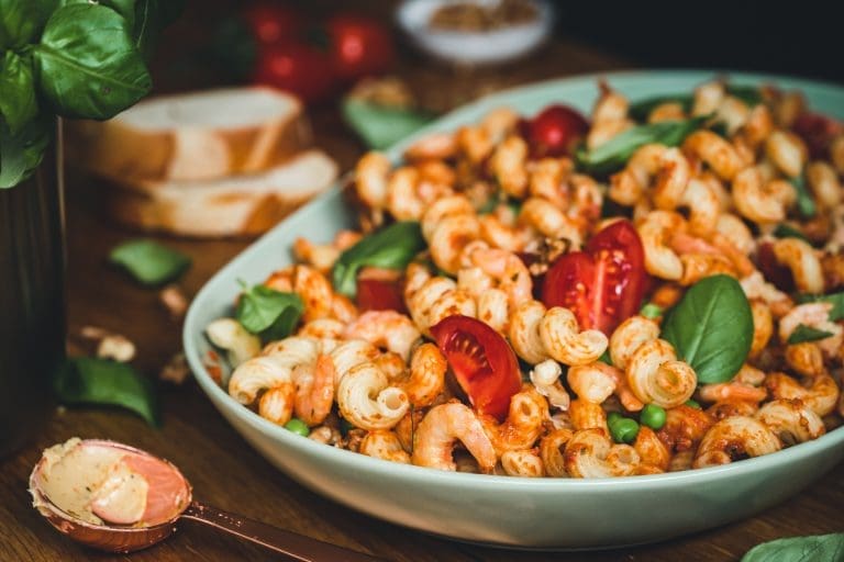 Nudelsalat Kerrygold 19 | Es gibt kaum etwas, das so zuverlässig glücklich macht wie ein Teller Pasta – oder ein cremiges Risotto. Kein Wunder, dass diese Gerichte bei uns ständig auf dem Tisch stehen.