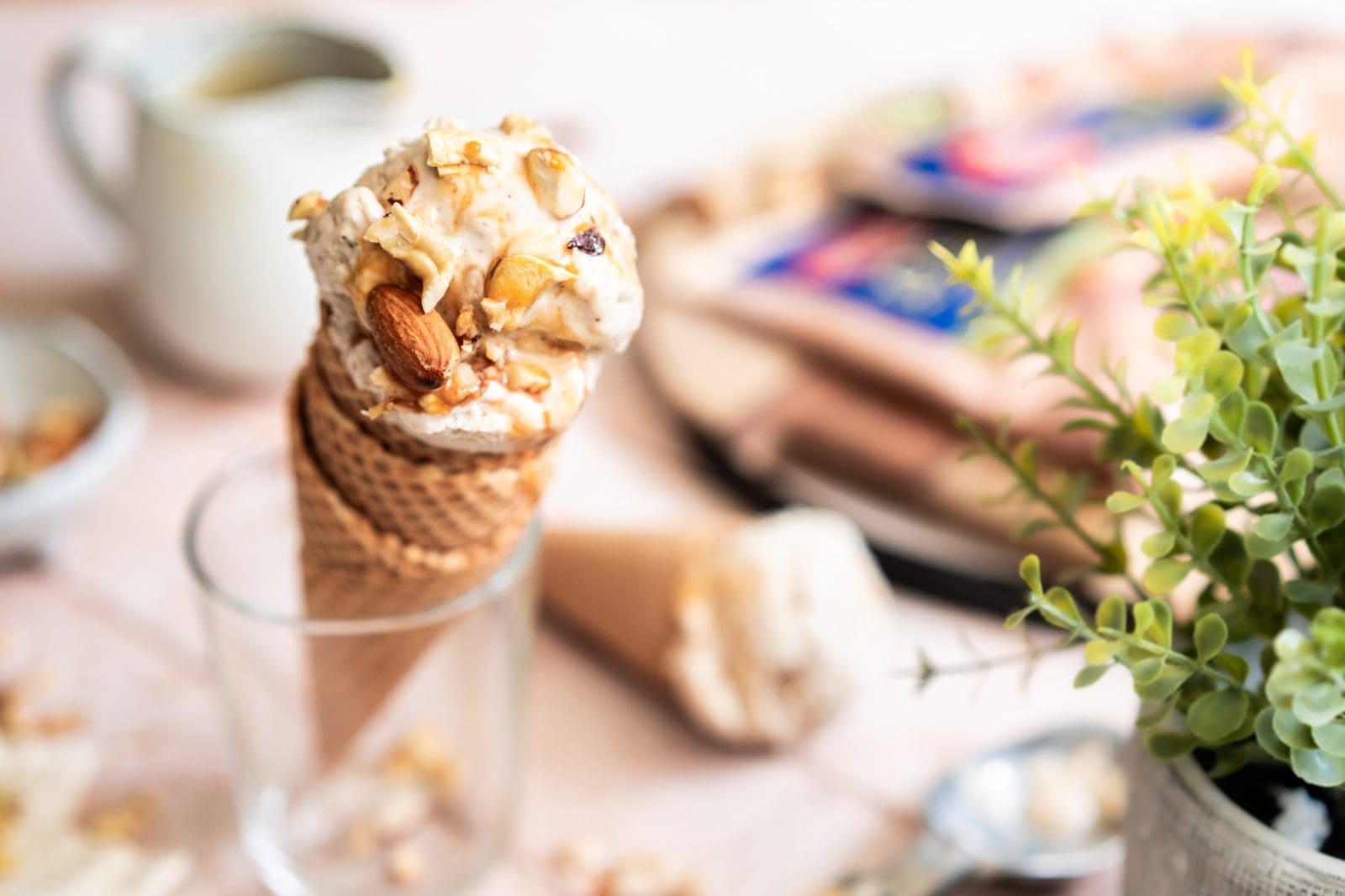 Rezept für Nusseis. Ganz einfach von Hand zubereitet. Ihr benötigt keine Maschine dafür. Ihr könnt es sogar vegan herstellen. Unser Tip im Rezept.