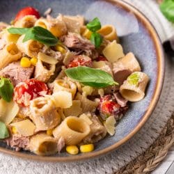 Tuna Pasta 13 | Wir haben mal wieder was für die schnelle Küche für Euch. Eine flotte Pasta, die auch noch sommerlich frisch und leicht schmeckt. Nach all der üppigen Futterei im Urlaub wird zum Feierabend eher leicht gekocht ... mal ausnahmsweise keine Sahnesauce oder kleine Unmengen an Käse etc. Die Mischung macht es für uns! Also ganz egal was Euer Grund ist, probiert diese leckere Thunfisch-Pasta mit Ricotta unbedingt einmal aus.