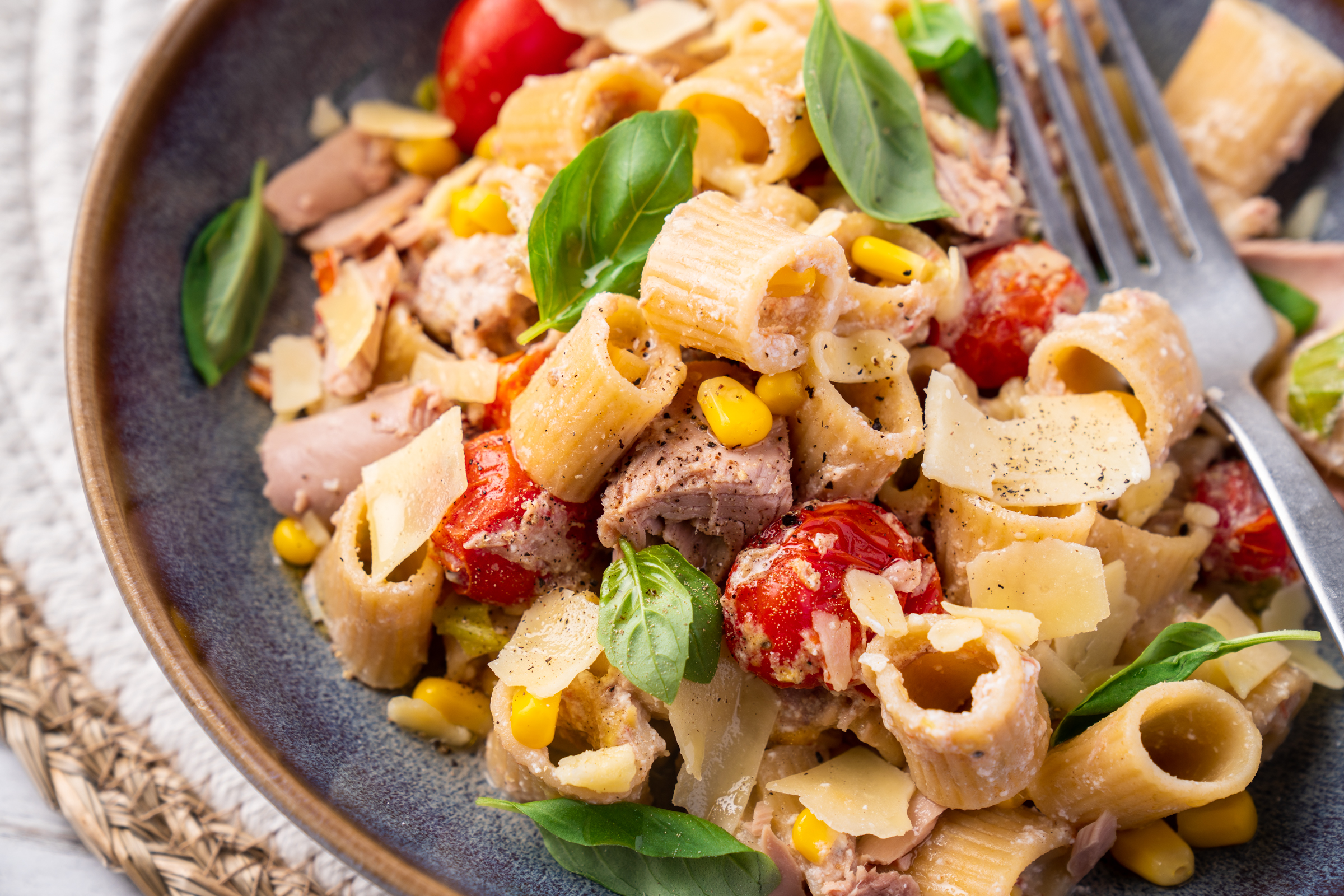 Tuna Pasta 18 | Wir haben mal wieder was für die schnelle Küche für Euch. Eine flotte Pasta, die auch noch sommerlich frisch und leicht schmeckt. Nach all der üppigen Futterei im Urlaub wird zum Feierabend eher leicht gekocht ... mal ausnahmsweise keine Sahnesauce oder kleine Unmengen an Käse etc. Die Mischung macht es für uns! Also ganz egal was Euer Grund ist, probiert diese leckere Thunfisch-Pasta mit Ricotta unbedingt einmal aus.