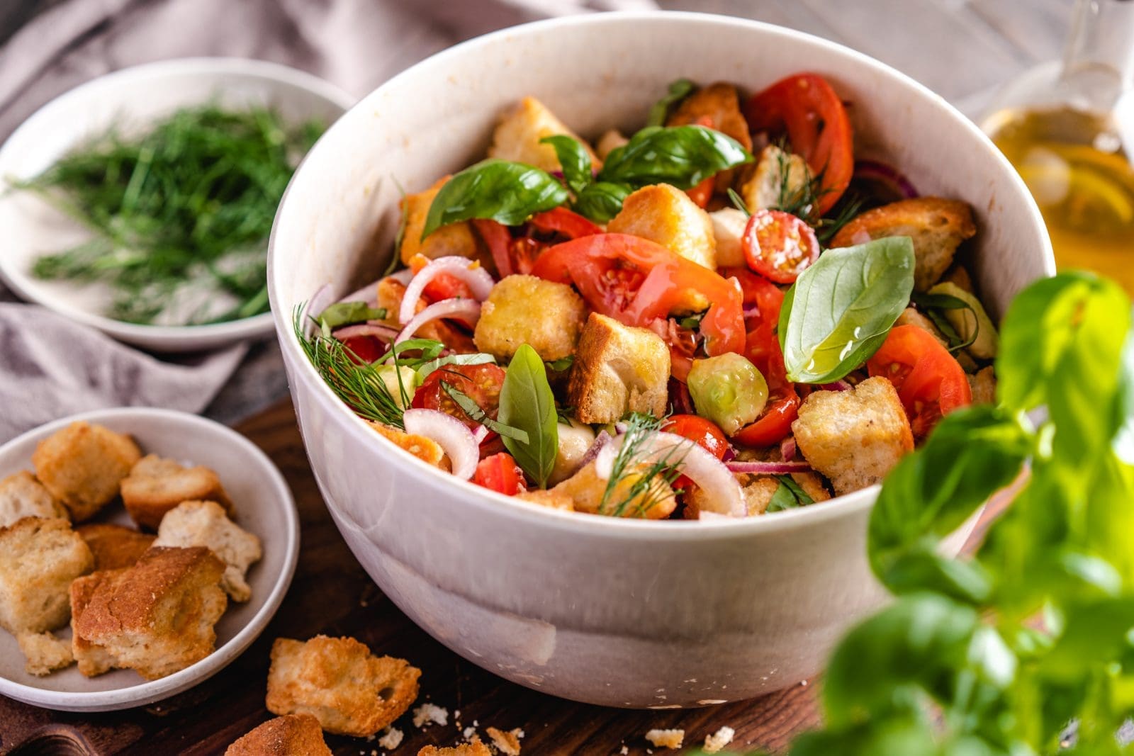 Brotsalat mit Tomaten | Leckerer Panzanella - schnell zubereitet! 1 Panzanella mit geröstetem Brot, Tomaten und Gurke in einer Schüssel