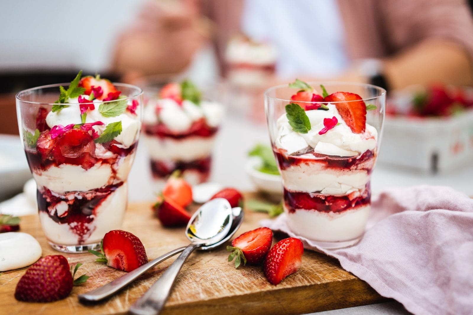 Dänisches Erdbeerdessert | mit Zitronenmelisse-Baiser 3 Rezept für Dänisches Erdbeedessert mit Zitronenmelisse-Baiser. Easy zubereitet und schmeckt auch perfekt mit anderen saisonalen Früchten.