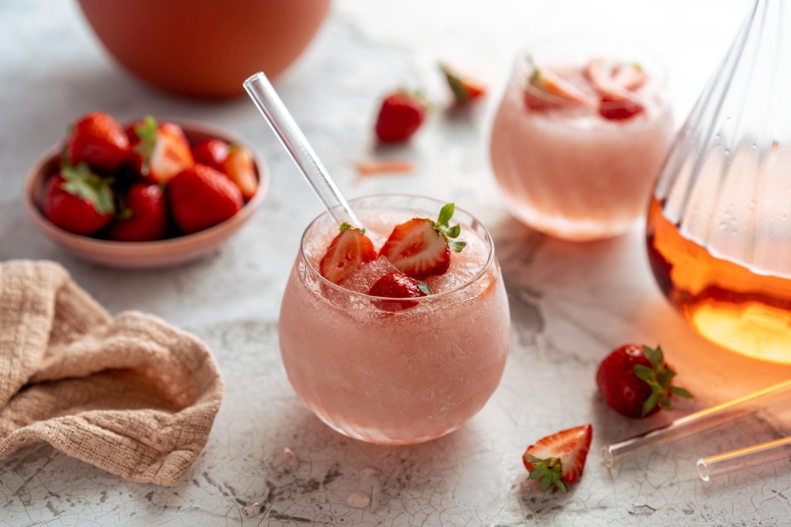 Frosé mit Fruchtsirup | Unser Drink für die heißen Tage 2 Frose ZWIESEL 7 | Während der letzten Tage suchen wir ständig nach einem schattigen Plätzchen oder nach einem kühlen Lüftchen, damit wir zwischendurch durchatmen können.. Bei den sommerlichen Temperaturen geht es Euch vermutlich auch so. Wir schaffen es sogar, literweise Wasser zu trinken, um gut durch den Tag zu kommen. Zum sonnigen Feierabend auf der Terrasse allerdings, gönnen wir uns gerne ein kühles Glas Weiß- oder Roséwein. Und um mit lieben Freunden anzustoßen, haben wir uns zusammen mit unserem tollen Partner Zwiesel Glas eine leckere Frosé Variante überlegt, die wir Euch gleich vorstellen.