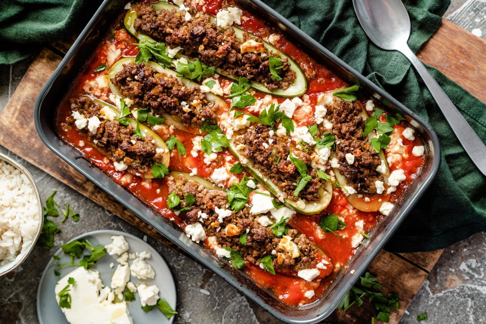 Rezept für gefüllte Gurke, mit Hack und Feta. Zur Gurkensaison haben wir die noch kleinen Gurken aus Muddis Garten dafür verwendet. Yummy!