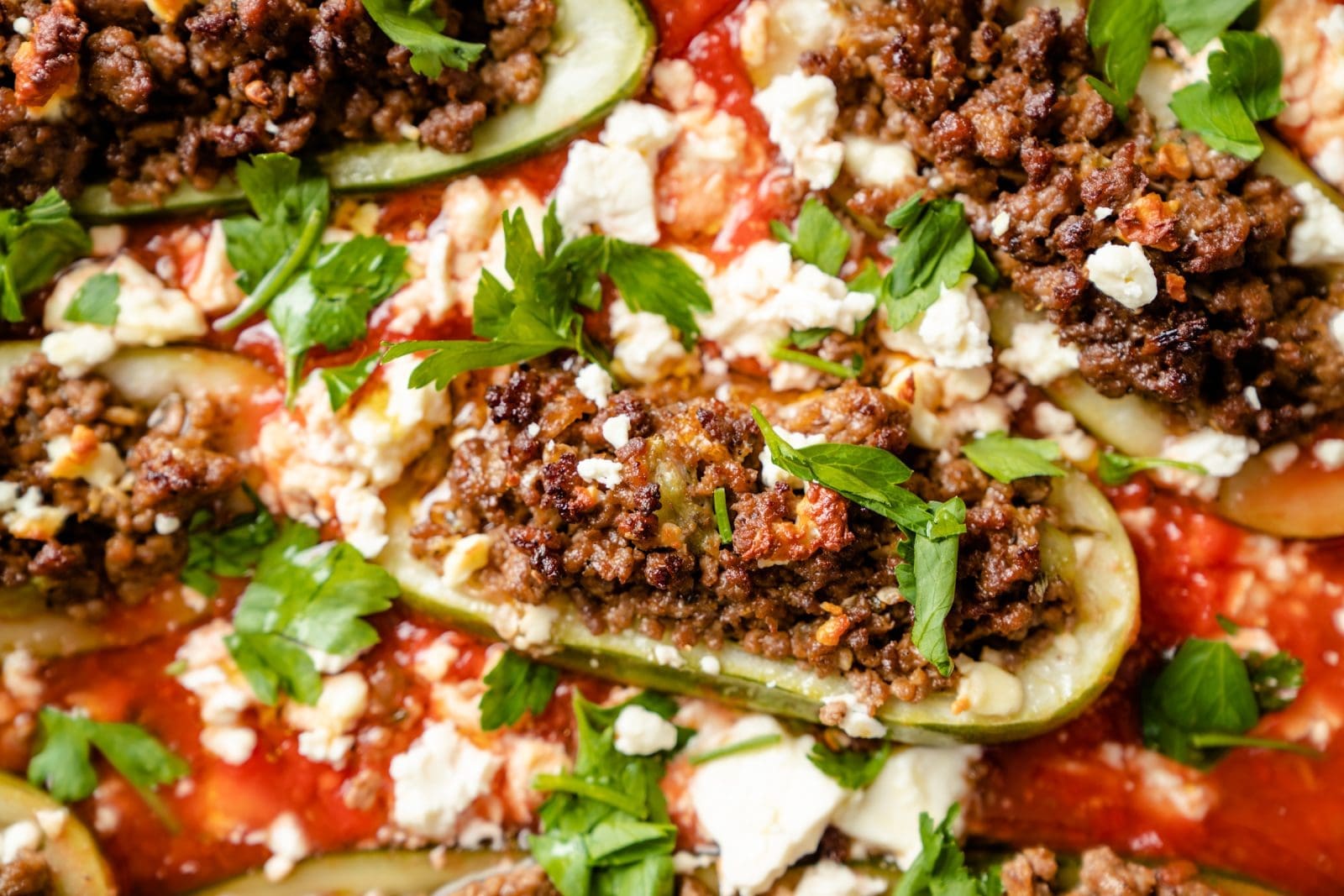 Saftige Gefüllte Gurken mit Hack und Feta 1 Rezept für gefüllte Gurke, mit Hack und Feta. Zur Gurkensaison haben wir die noch kleinen Gurken aus Muddis Garten dafür verwendet. Yummy!