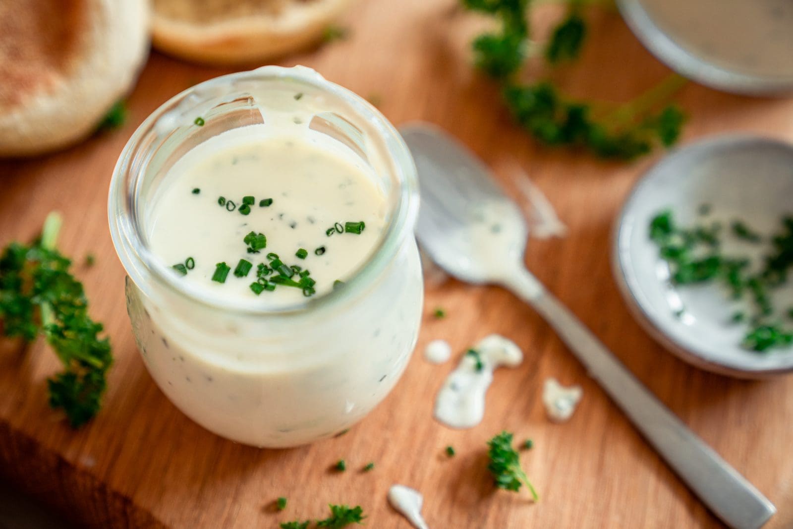 Rezept für unser Ranch-Dressing. Schnell und super leicht zubereitetes Dressing für Salate und als Dipp für Gemüsesticks oder Chicken Wings.