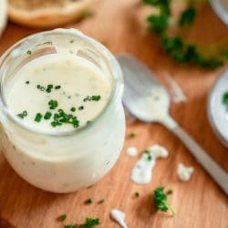 Rezept für unser Ranch-Dressing. Schnell und super leicht zubereitetes Dressing für Salate und als Dipp für Gemüsesticks oder Chicken Wings.