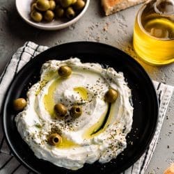 Euer Tzatziki Rezept. cremiger Genuss wie in Griechenland. Und so macht ihr das beste Tzatziki selbst. Mit unserem Tipp für perfekte Konsistenz!