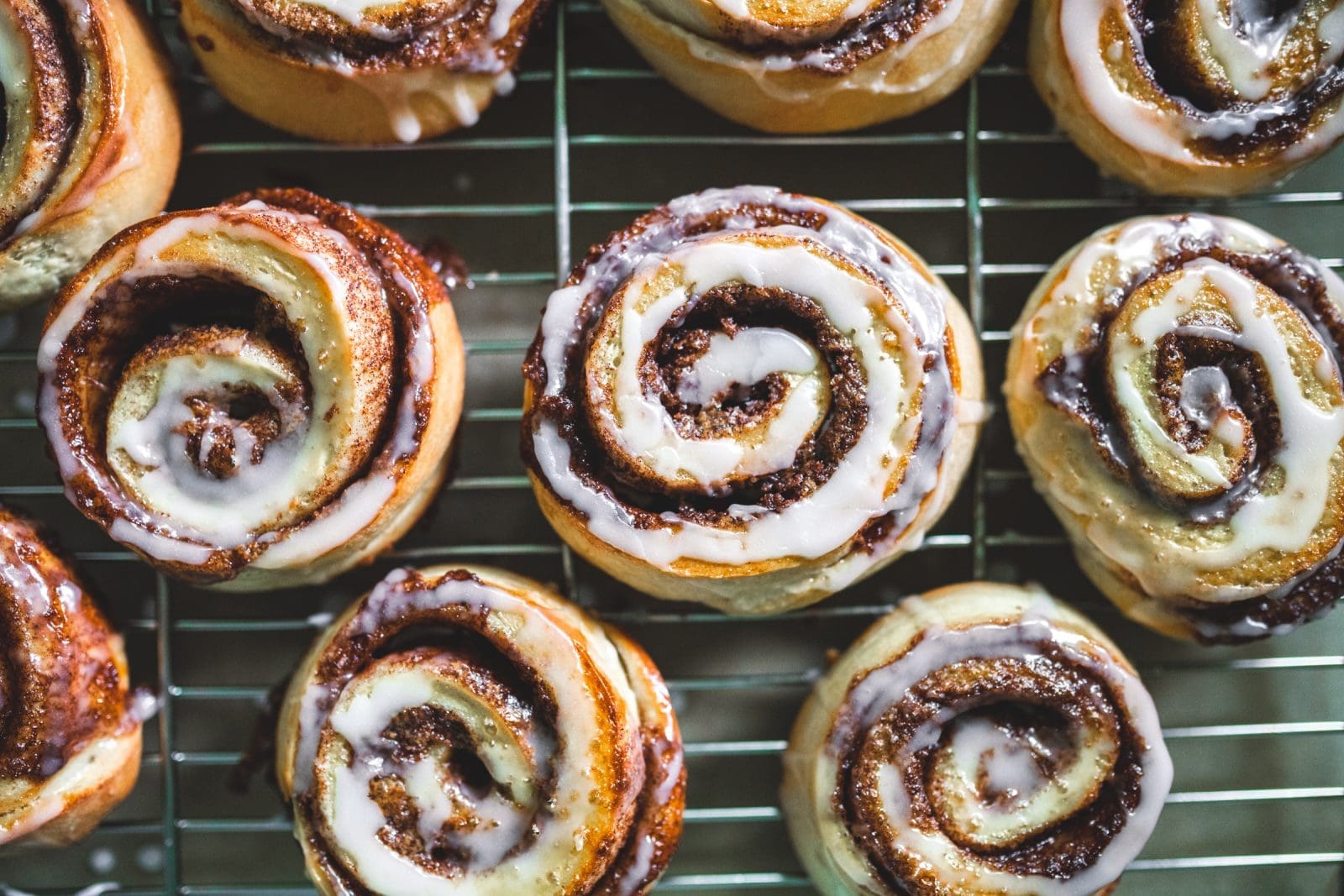 Glasierte Zimtschnecken von oben auf dem Kuchengitter