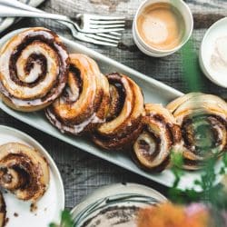 Zimtschnecken 20 | Gerade beim Schreiben unseres neuen Rezeptes sitze ich noch in unserem tollen Farmhaus in Dänemark. Und nebenbei backen im Ofen unsere Zimtschnecken, die wir Euch unbedingt zeigen müssen, damit Ihr sie nachbacken könnt. Ihr glaubt gar nicht, wie krass das ganze Haus nach Zimt riecht. Ich liebe den Geruch und kann kaum die Finger vom Ofen lassen und immer wieder nachschauen, ob sie vielleicht doch schon fertig sind, damit ich sie probieren kann. Normalerweise ist Sascha ja der Ungeduldige von uns beiden, aber bei süßen Schnecken aller Art kann ich mich auch nicht zurückhalten.