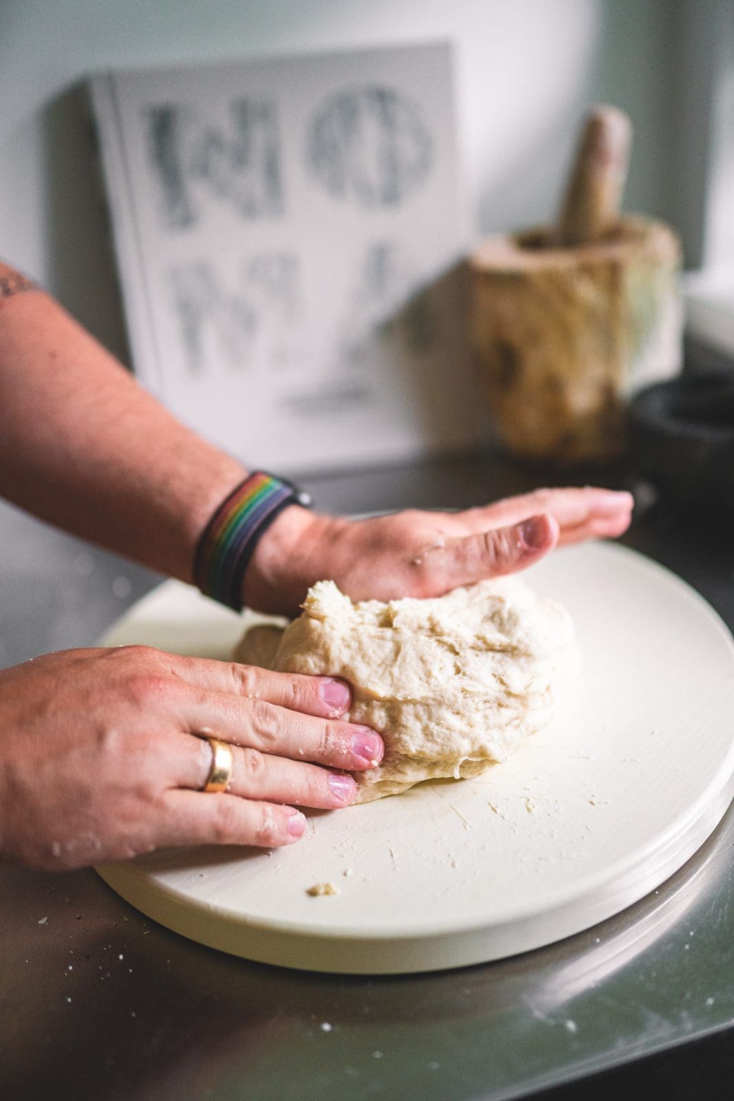 Hefeteig für Zimtschnecken wird mit Zimtbutter bestrichen