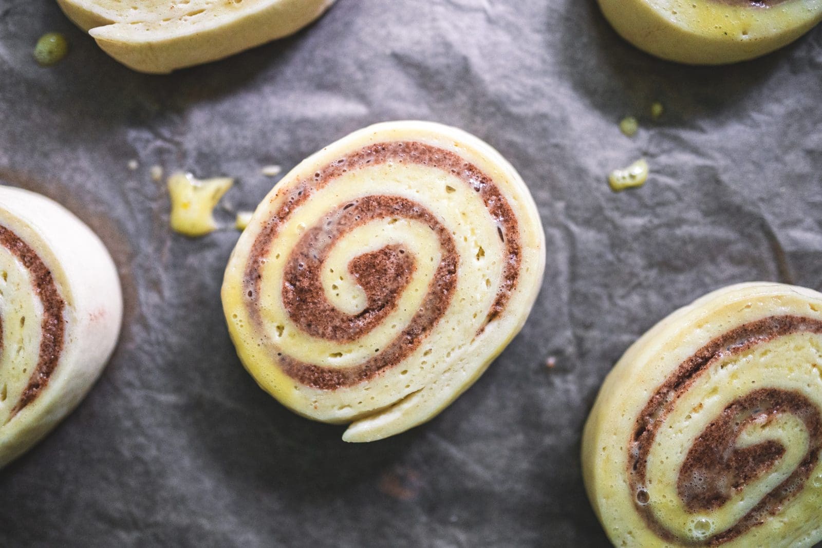 Rohe Zimtschnecken auf dem Backblech vor dem Backen