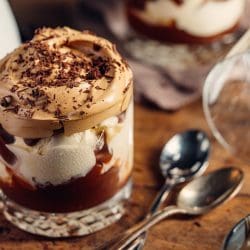 Rezept für Sundae mit Nougat-Fudge. Ein leckerer Eisbecher, der perfekt zum Wohlfühlen ist. Unser Deluxe-Eisbecher ...