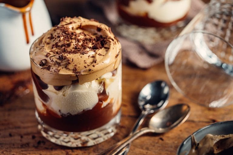 Coffee Sundae mit Nougat-Fudge | Unser Deluxe-Eisbecher!