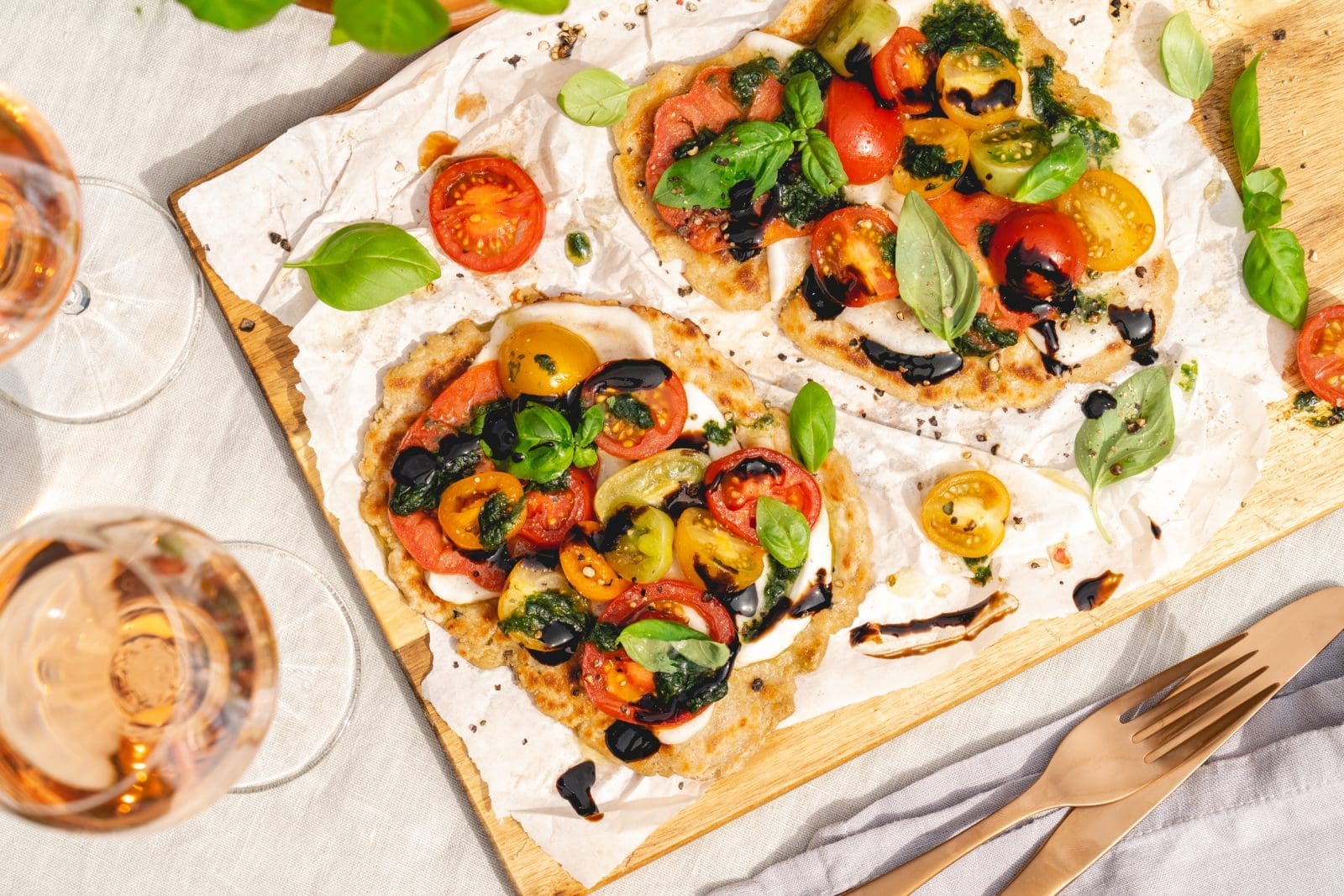 Caprese Flatbread Mazzetti 24 | Die Tomatenernte in den Gärten unserer Eltern lässt einfach nicht nach. Das ist natürlich gut so - heißt aber auch, sie müssen sich immer etwas Neues einfallen lassen, um nicht jeden Tag einen ganz normalen Tomatensalat zu essen. Den mögen wir alle sehr gerne, denn gerade mit frisch geernteten Tomate ist der nochmal so lecker. Aber trotzdem ist ein wenig Abwechslung immer gut. Und da wir beide uns gerade wieder ein schönes Rezept für unseren Partner Mazzetti L'Originale aus Modena überlegen durften, haben wir gleich an eine tolle Caprese Variante gedacht und sie auch direkt mal für unsere Eltern ausprobiert. Herausgekommen ist dieses Caprese Flatbread, bei dem der gute Balsamico eine wichtige Rolle spielt. Schnell zubereitet und unglaublich lecker - überzeugt Euch selbst!