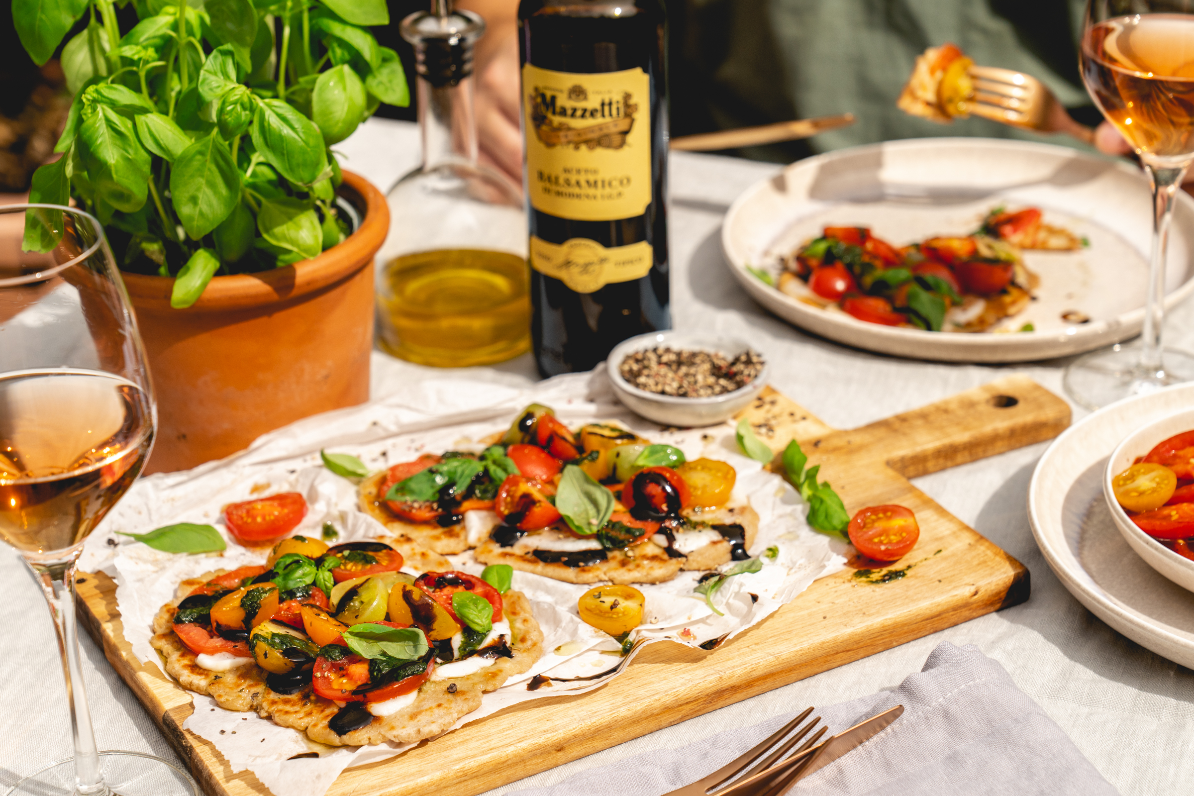 Caprese Flatbread | Haferbrot mit Tomate, Mozzarella und Balsamico