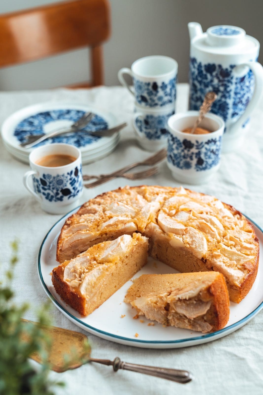Gedeckter Kaffeetisch mit der holländischen Appeltaart und blau gemusterten Tassen